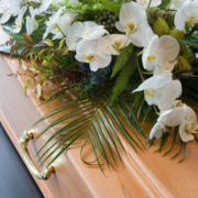 Como escolher flores para um funeral em 2024